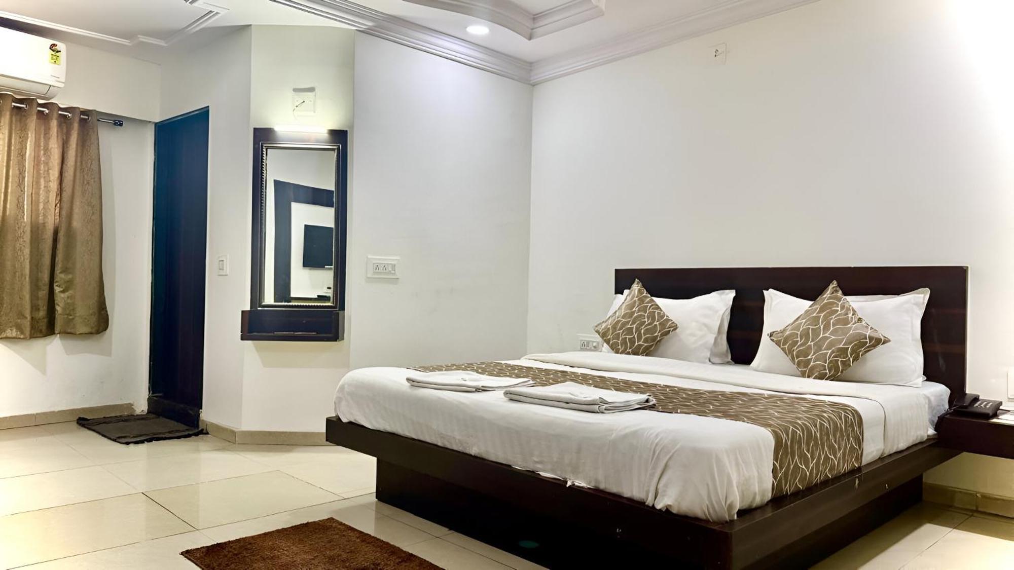 Hotel Dev Palace Ахмедабад Экстерьер фото